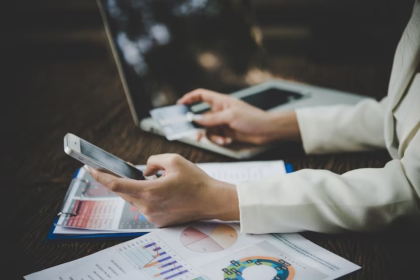 payment-customer-commerce-lifestyle-laptop_1150-1701